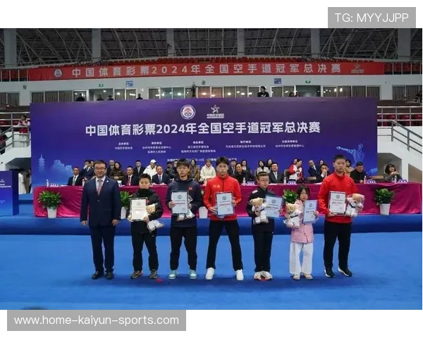 世界空手道系列赛，中国队首次晋级四强，世界空手道比赛